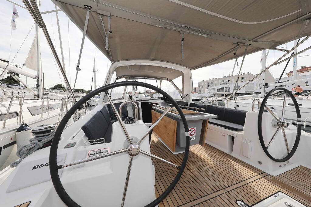 Sailing yacht Oceanis 41.1 Seven