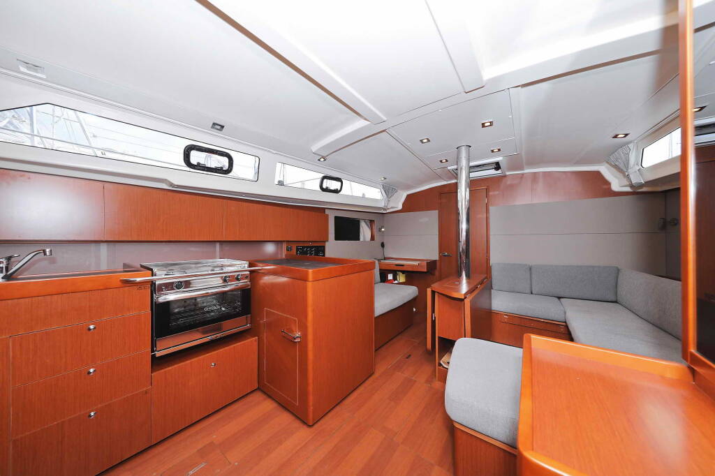 Sailing yacht Oceanis 41.1 Seven