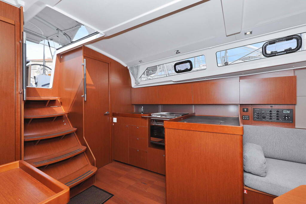 Sailing yacht Oceanis 41.1 Seven