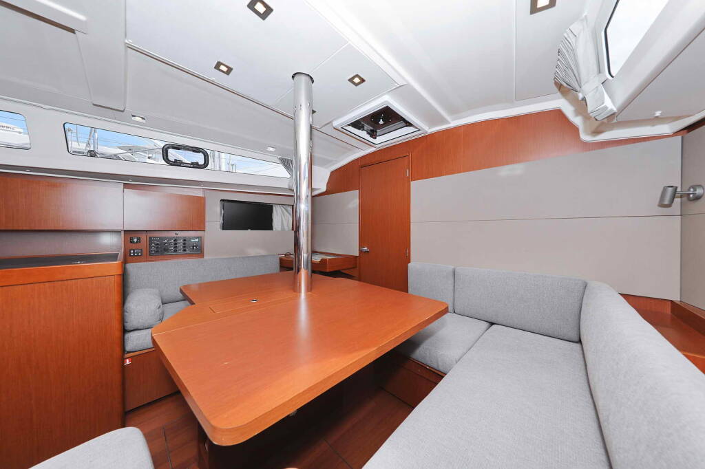 Sailing yacht Oceanis 41.1 Seven