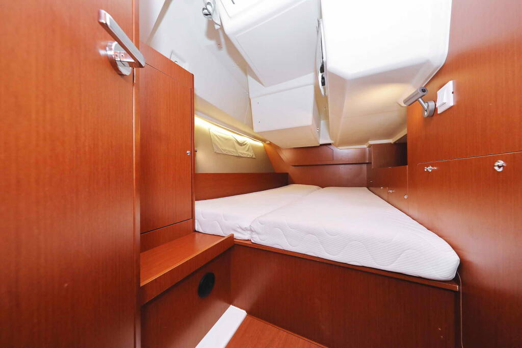 Sailing yacht Oceanis 41.1 Seven