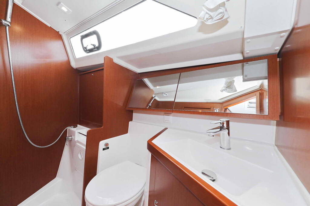 Sailing yacht Oceanis 41.1 Seven