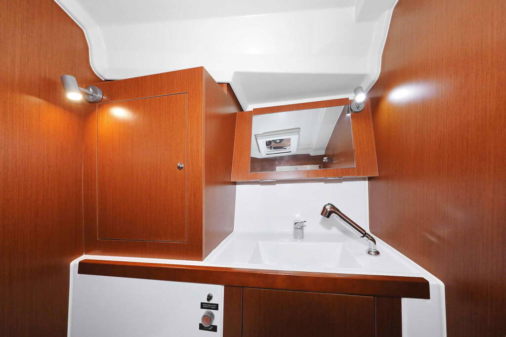 Sailing yacht Oceanis 41.1 Seven