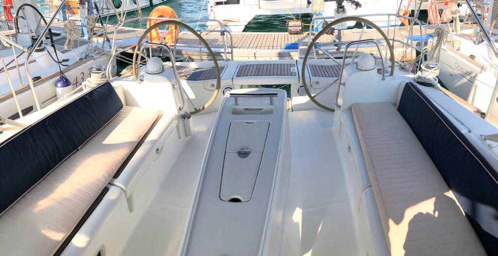 Sailing yacht Oceanis 43 Whisper