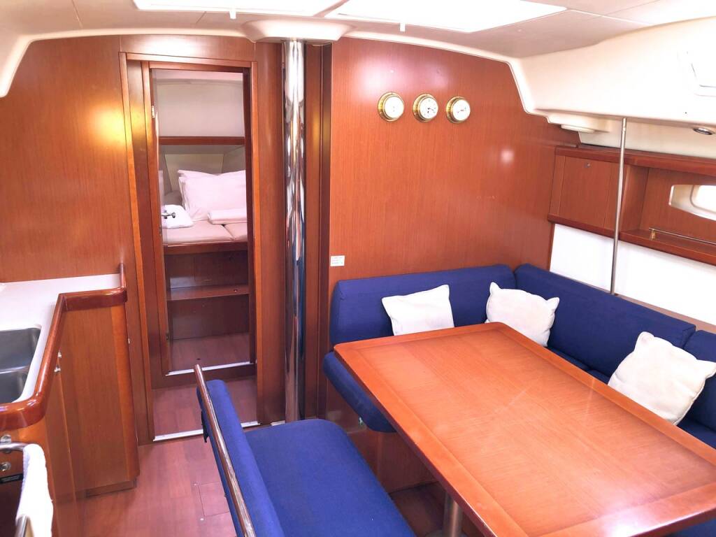 Sailing yacht Oceanis 43 Whisper