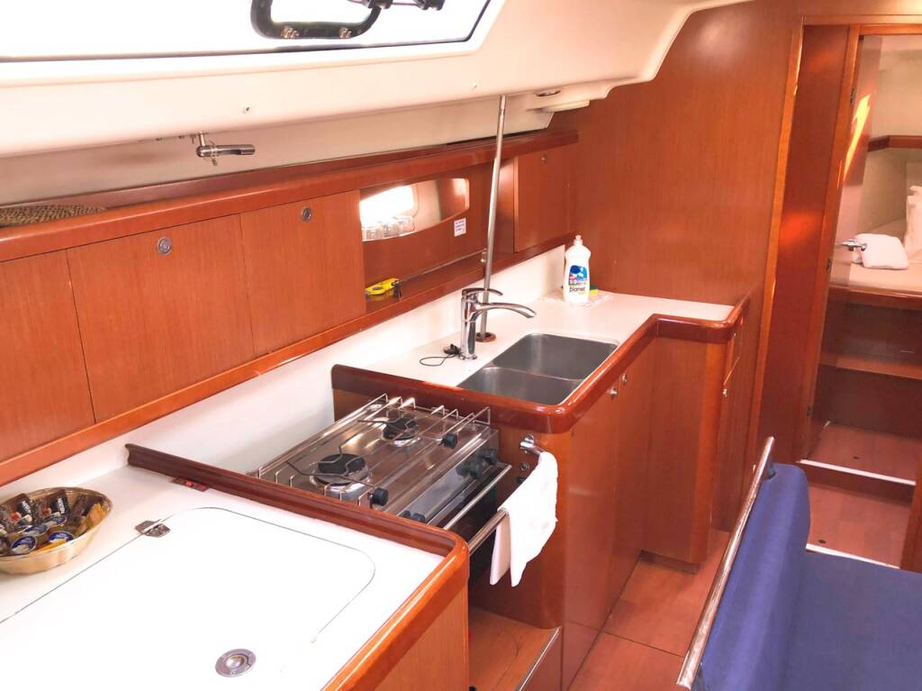 Sailing yacht Oceanis 43 Whisper