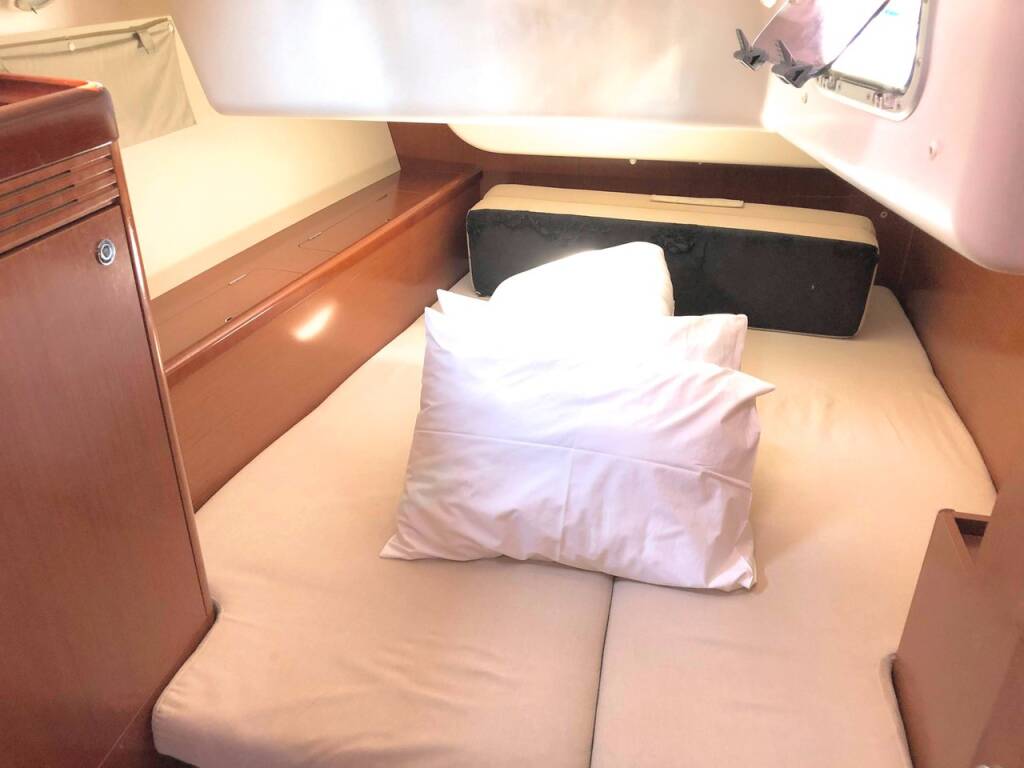 Sailing yacht Oceanis 43 Whisper