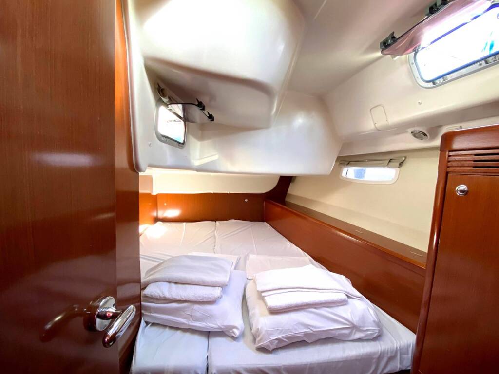 Sailing yacht Oceanis 43 Serenity