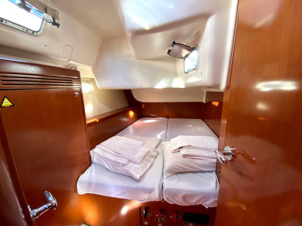 Sailing yacht Oceanis 43 Serenity