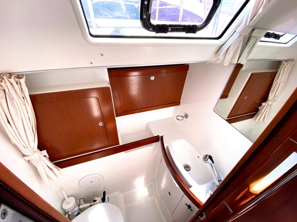 Sailing yacht Oceanis 43 Serenity