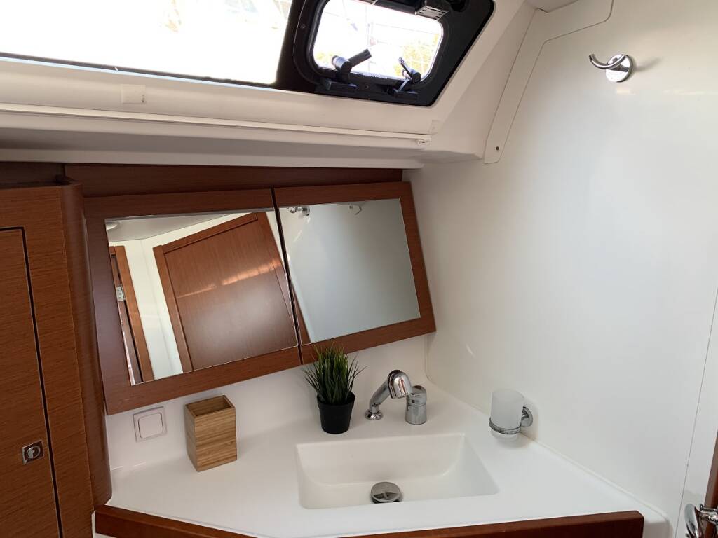Sailing yacht Oceanis 45 Alfa