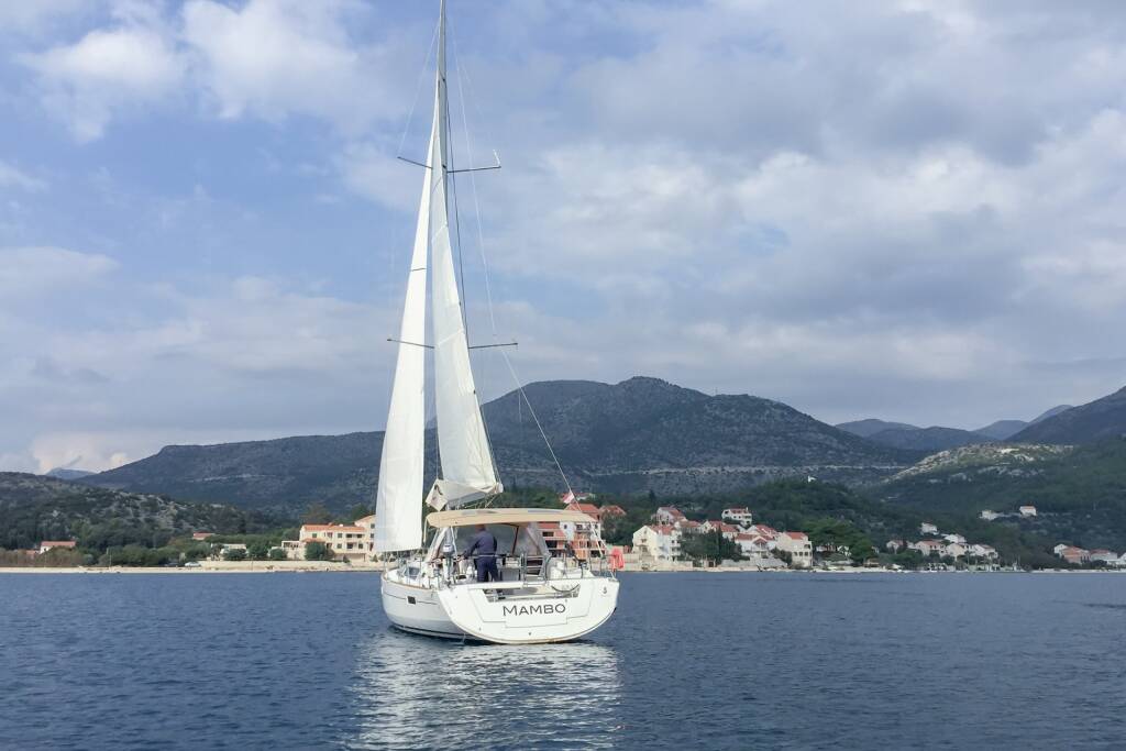 Sailing yacht Oceanis 45 Mambo 1