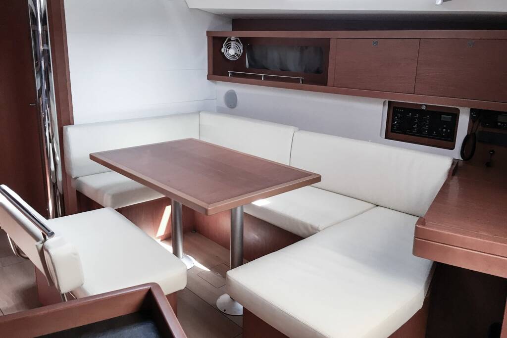Sailing yacht Oceanis 45 Mambo 1