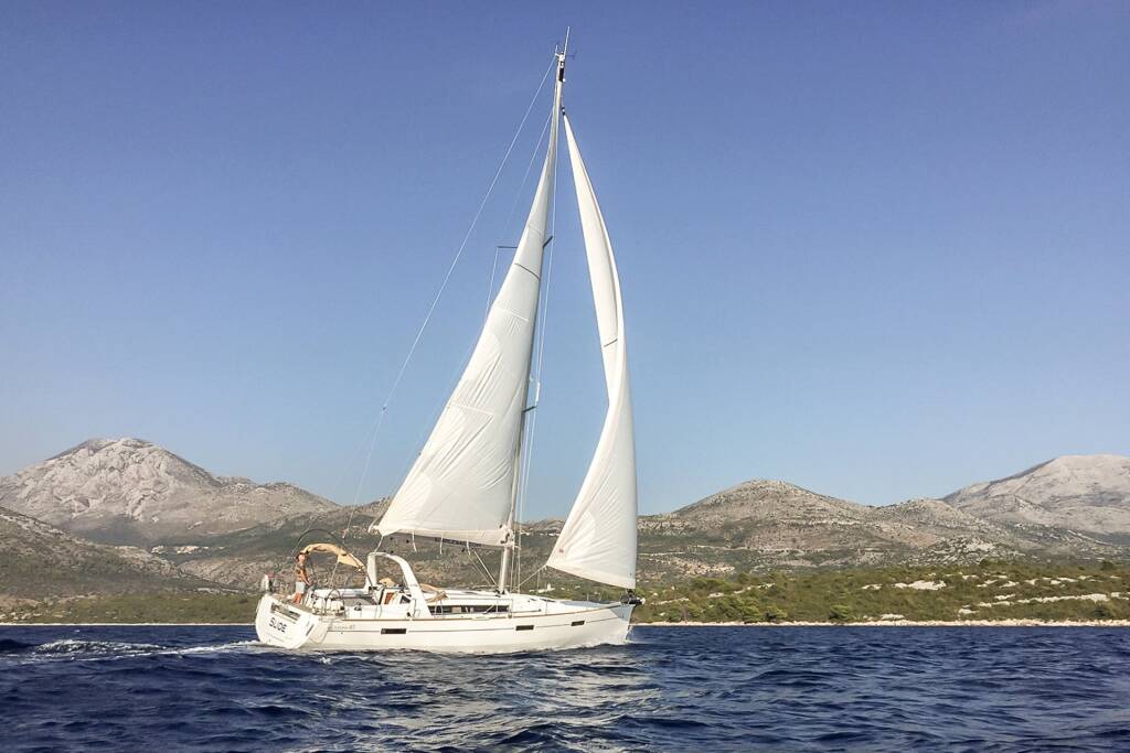 Sailing yacht Oceanis 45 Slide
