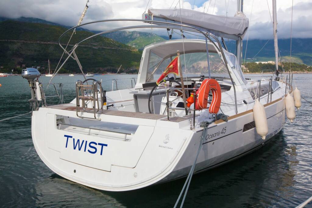 Sailing yacht Oceanis 45 Twist