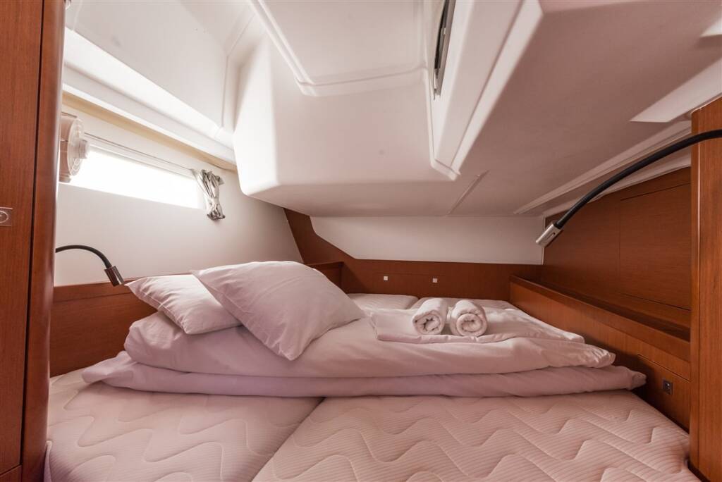 Sailing yacht Oceanis 45 Mobula One