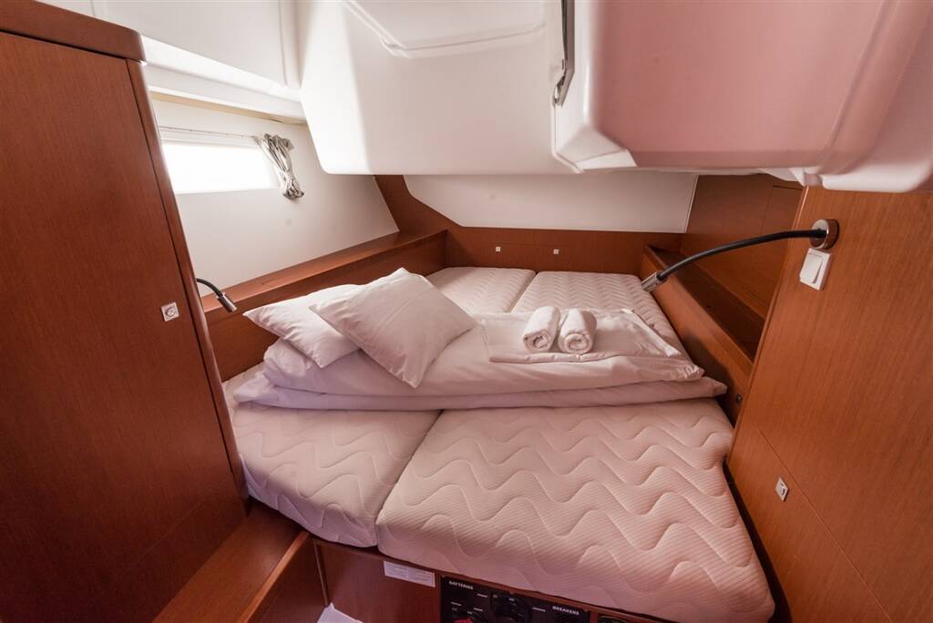 Sailing yacht Oceanis 45 Mobula One