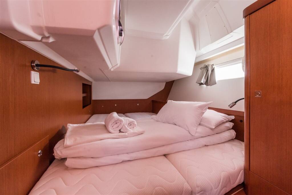 Sailing yacht Oceanis 45 Mobula One