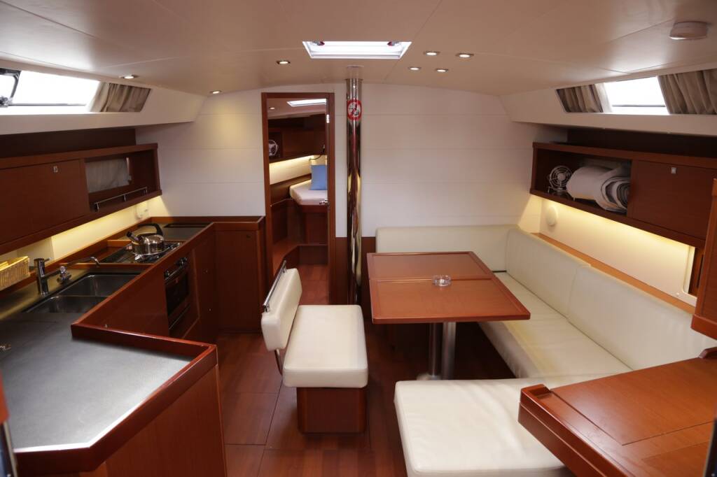 Sailing yacht Oceanis 45 Luna