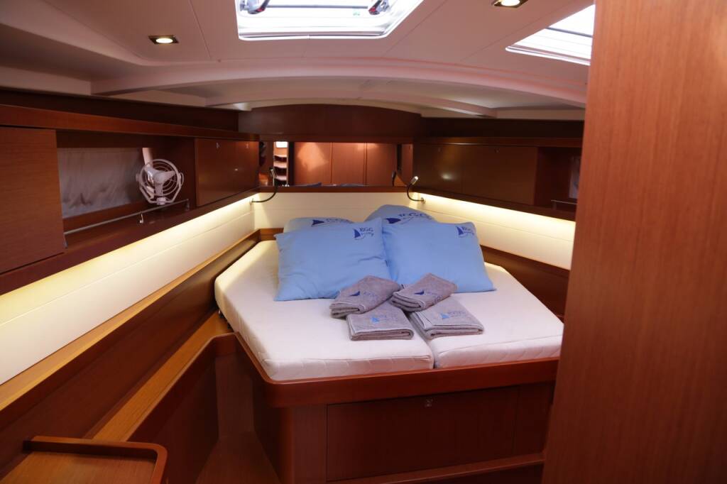 Sailing yacht Oceanis 45 Luna