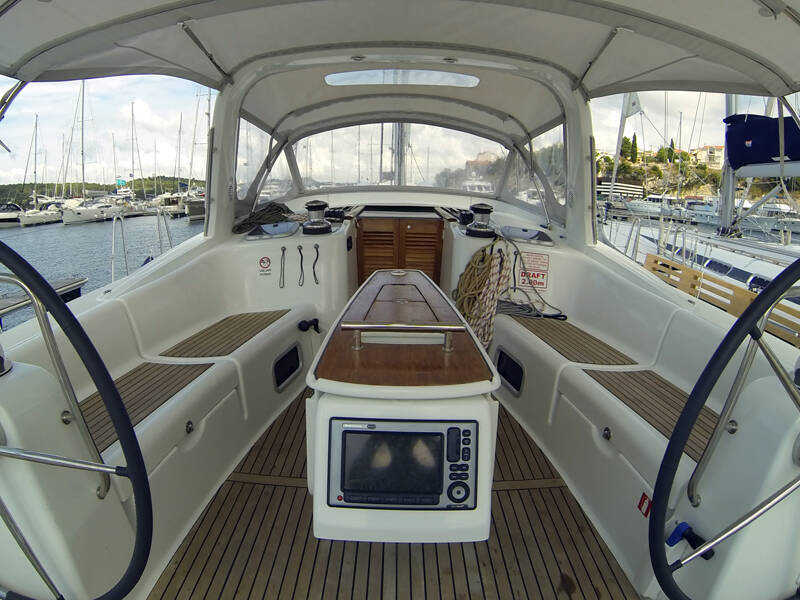 Sailing yacht Oceanis 50 Pika II