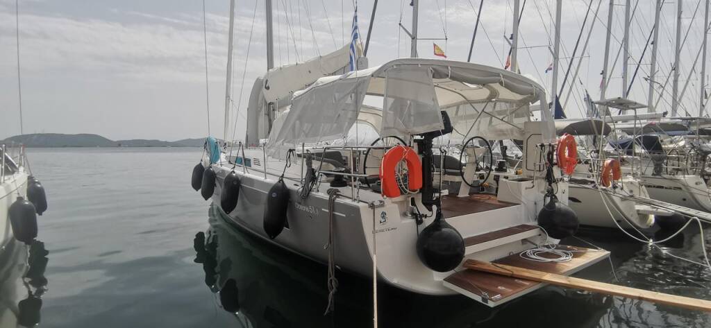 Sailing yacht Oceanis 51.1 Living in sea