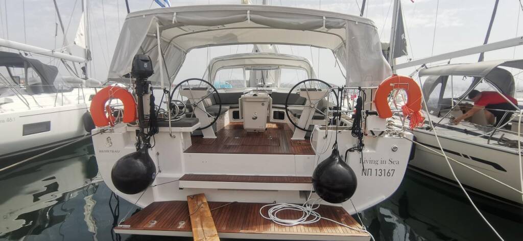 Sailing yacht Oceanis 51.1 Living in sea