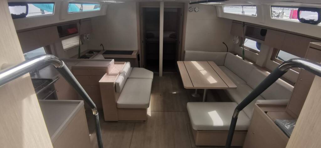 Sailing yacht Oceanis 51.1 Living in sea
