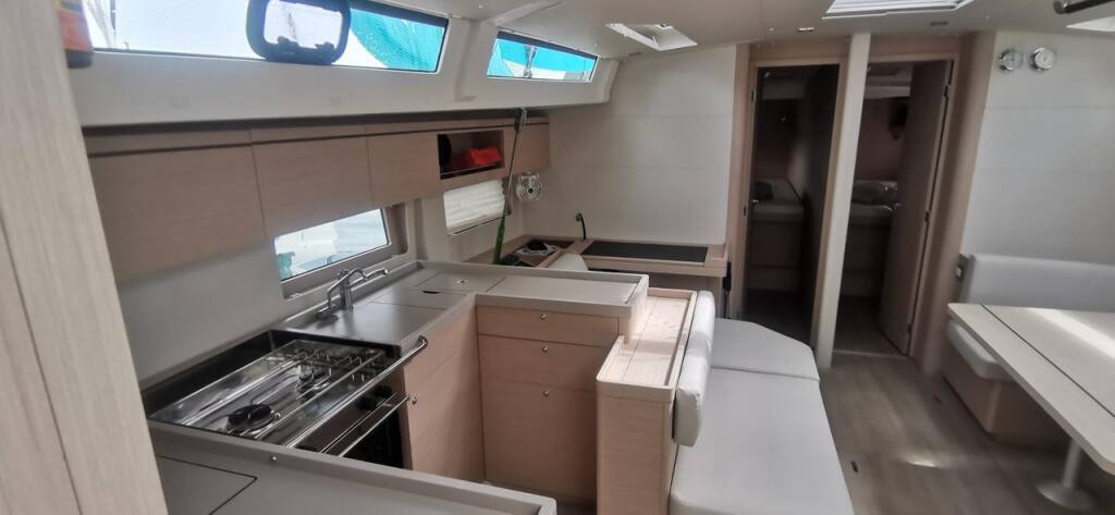 Sailing yacht Oceanis 51.1 Living in sea
