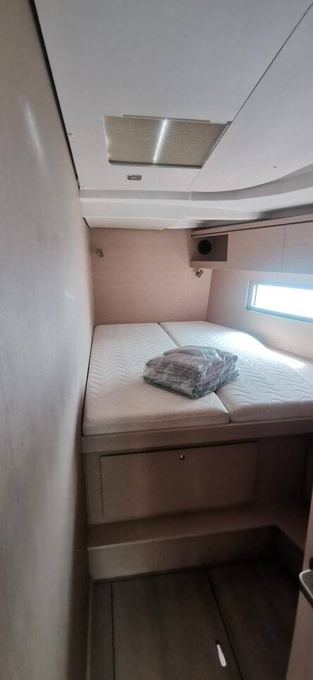 Sailing yacht Oceanis 51.1 Living in sea