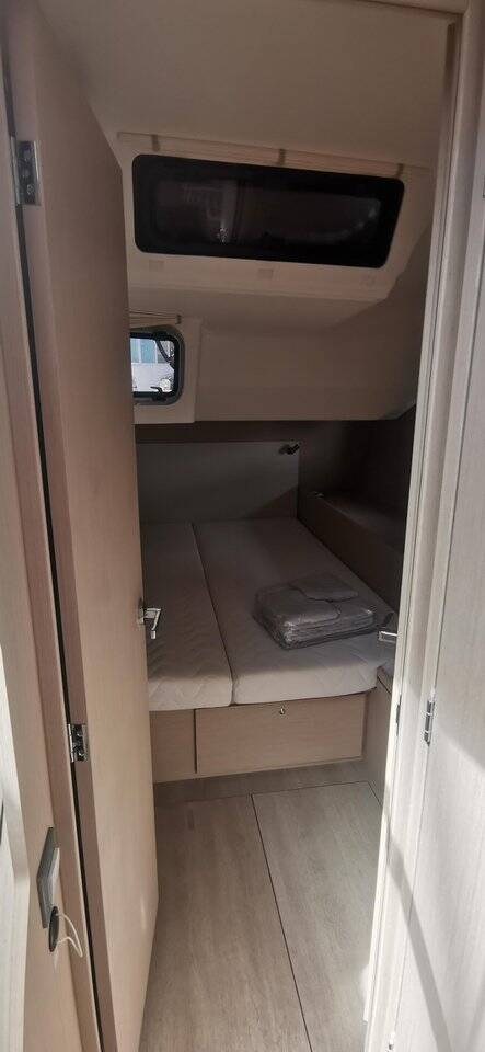 Sailing yacht Oceanis 51.1 Living in sea