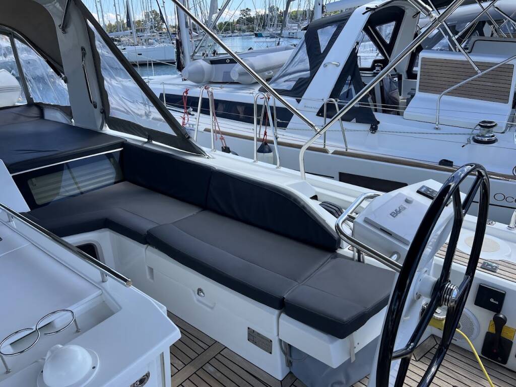 Sailing yacht Oceanis 51.1 Shine