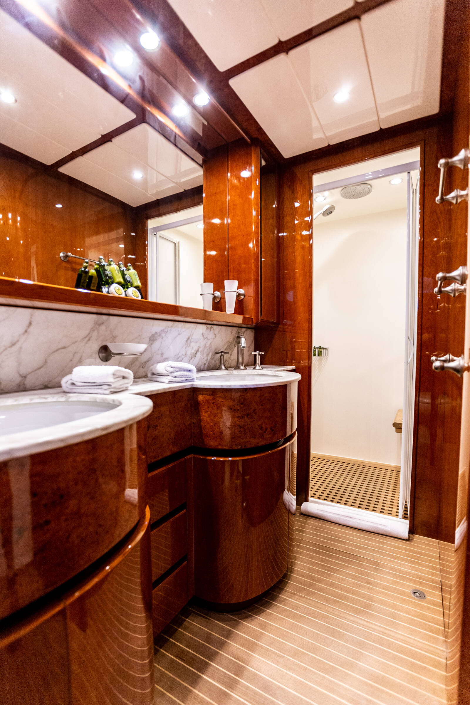 Luxus-Motoryacht Posillipo Technema 80 Pareaki