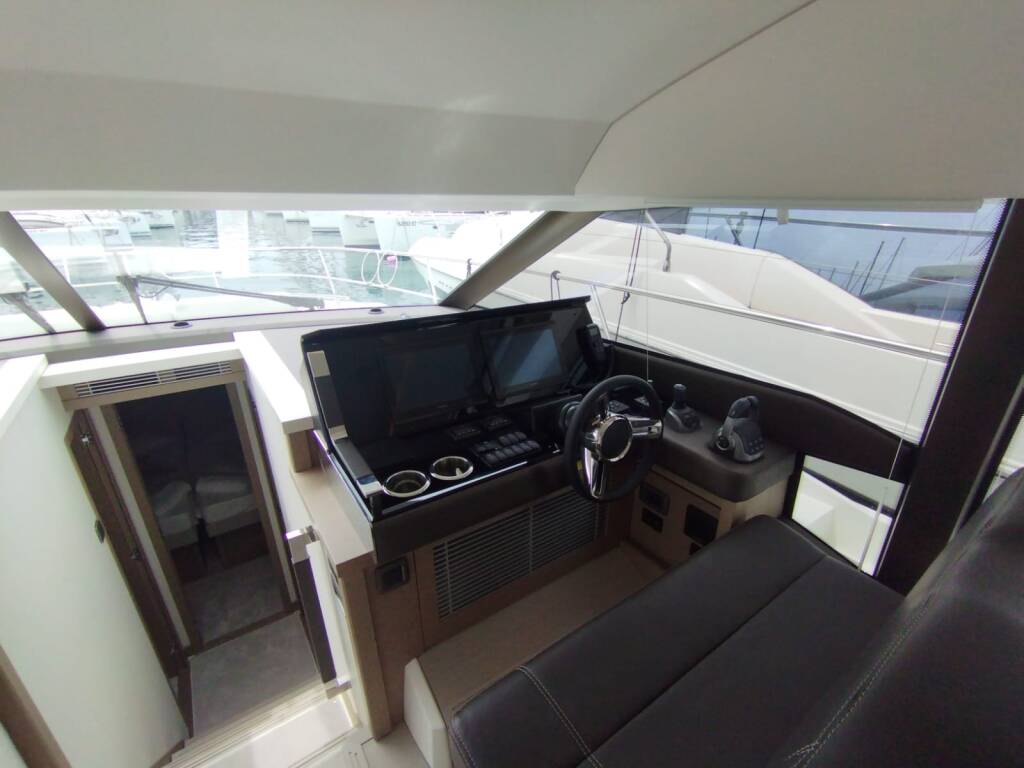 Motor yacht Prestige 520 Baby Indy