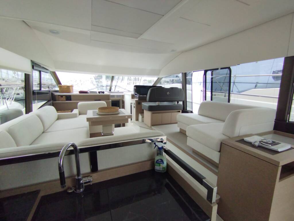 Motor yacht Prestige 520 Baby Indy
