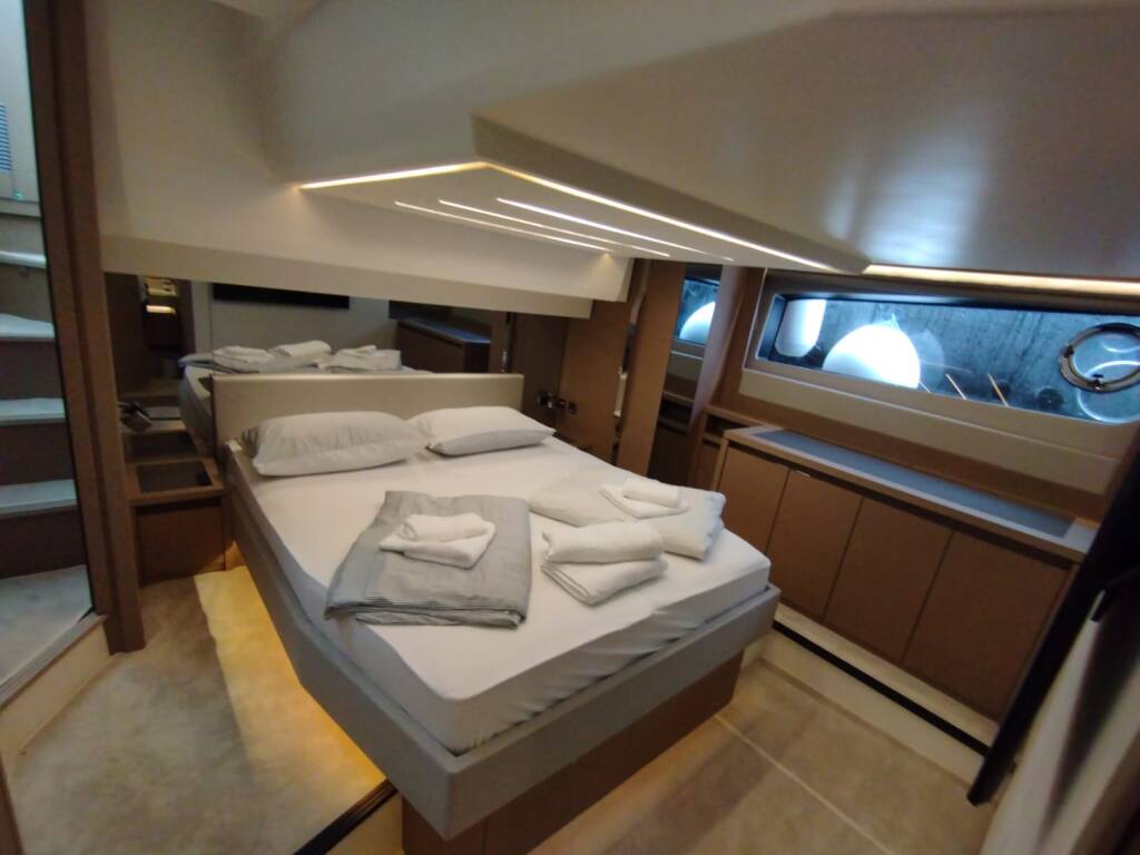 Motor yacht Prestige 520 Baby Indy
