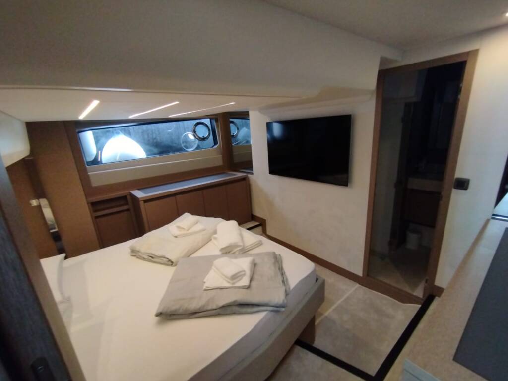 Motor yacht Prestige 520 Baby Indy