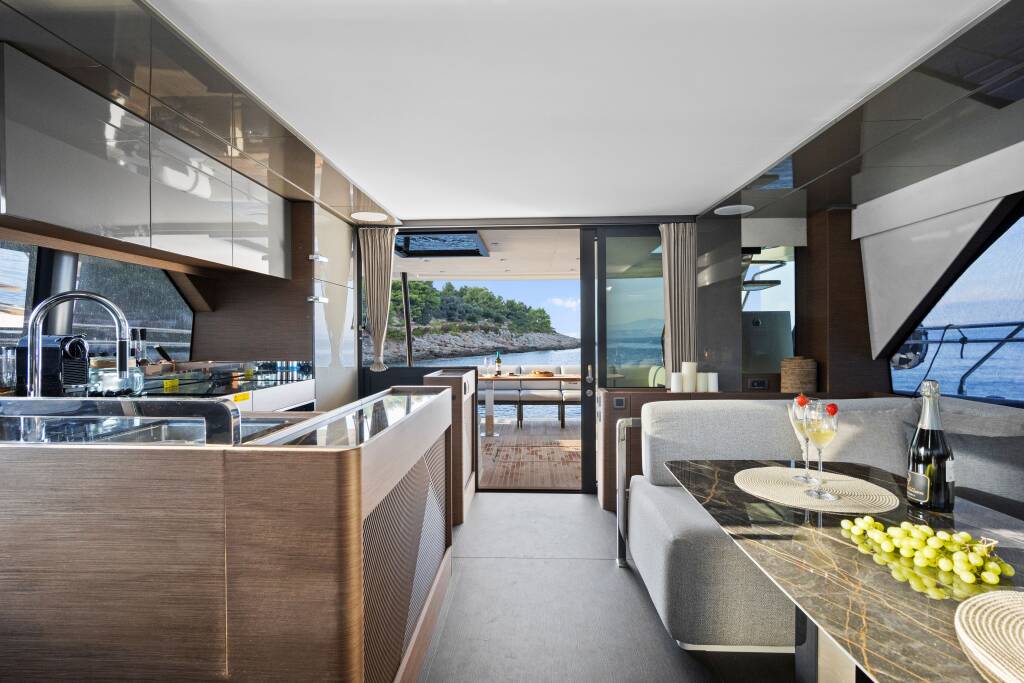 Power catamaran Prestige M48 Dolce far niente