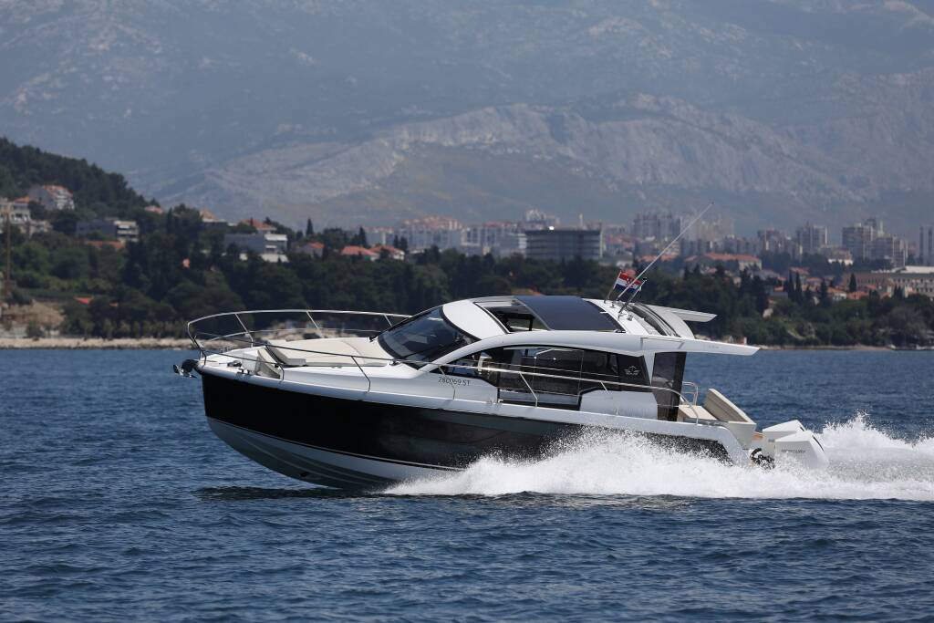 Motor boat Sealine C335V Stormi