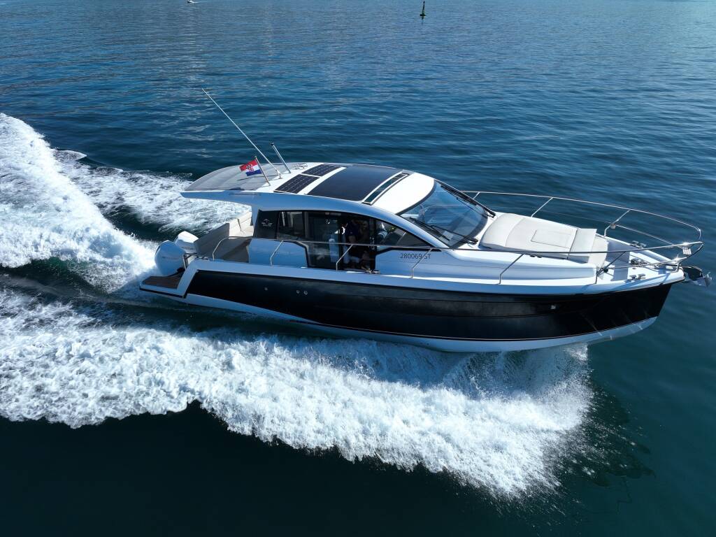 Motor boat Sealine C335V Stormi