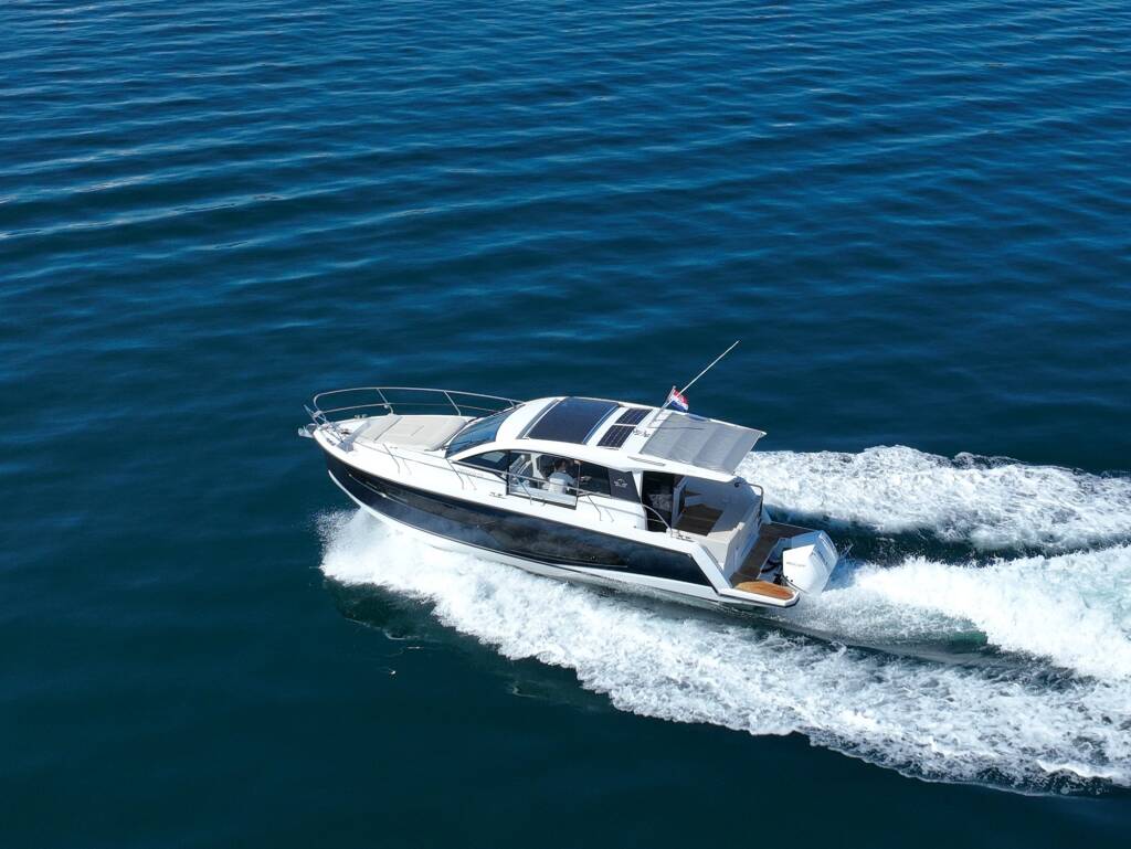 Motor boat Sealine C335V Stormi