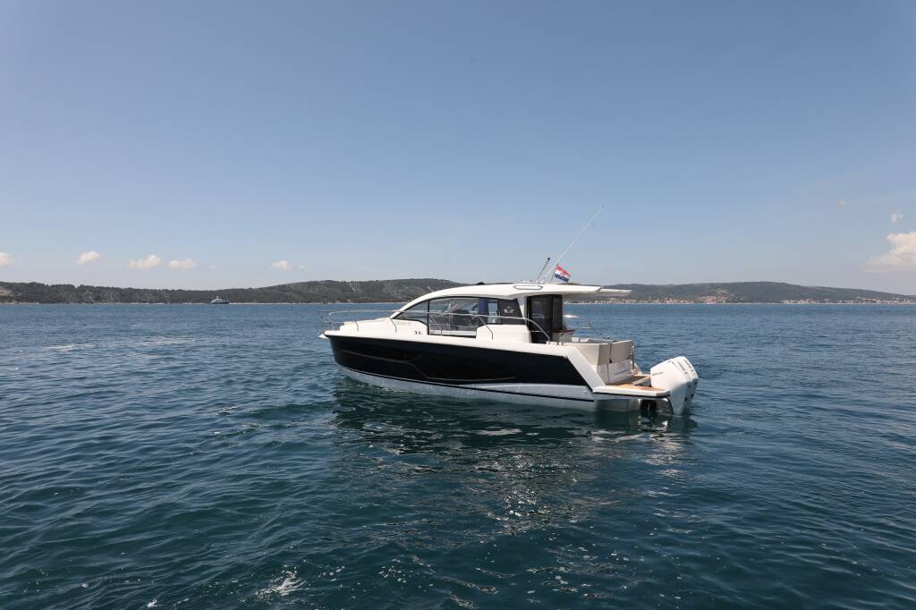 Motor boat Sealine C335V Stormi