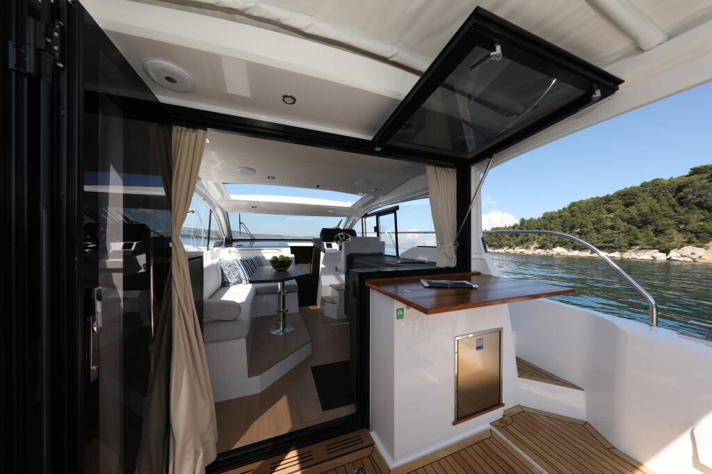 Motor boat Sealine C335V Stormi