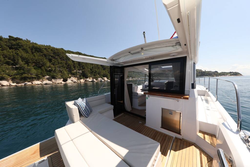Motor boat Sealine C335V Stormi