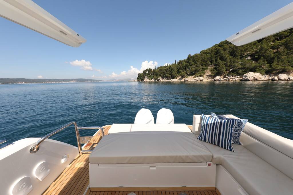 Motor boat Sealine C335V Stormi