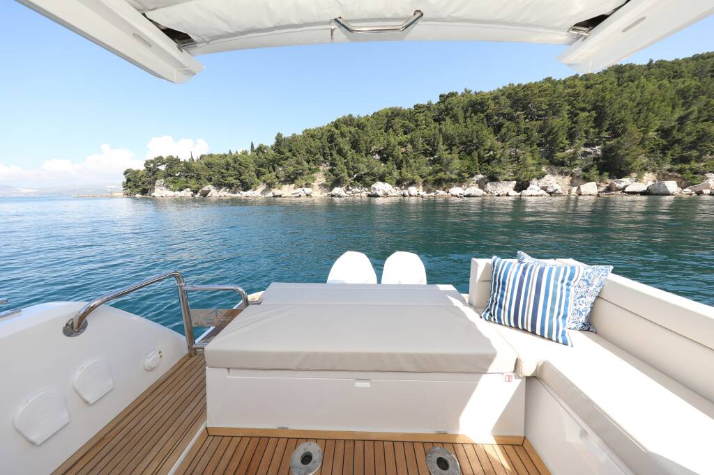 Motor boat Sealine C335V Stormi