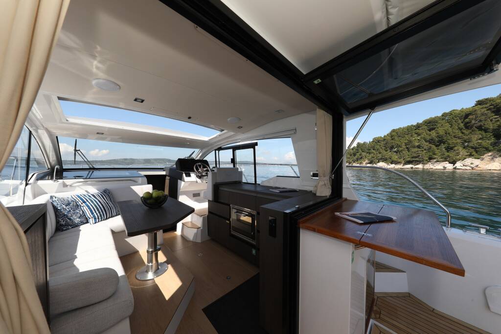 Motor boat Sealine C335V Stormi