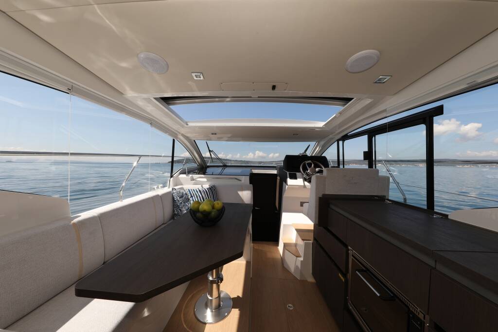 Motor boat Sealine C335V Stormi