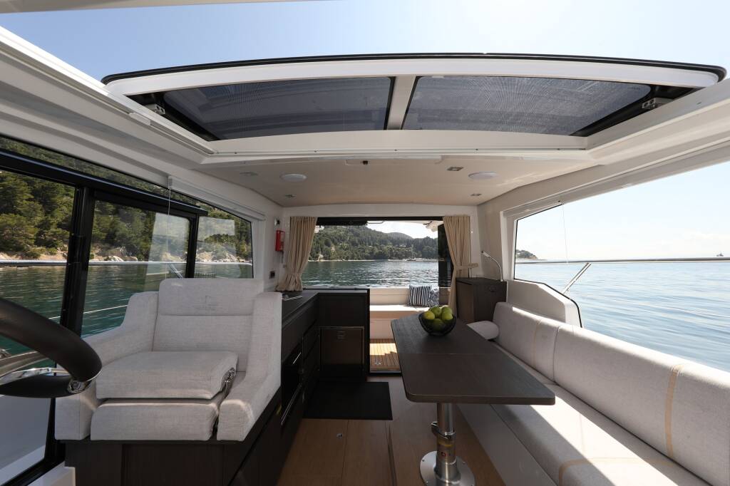 Motor boat Sealine C335V Stormi