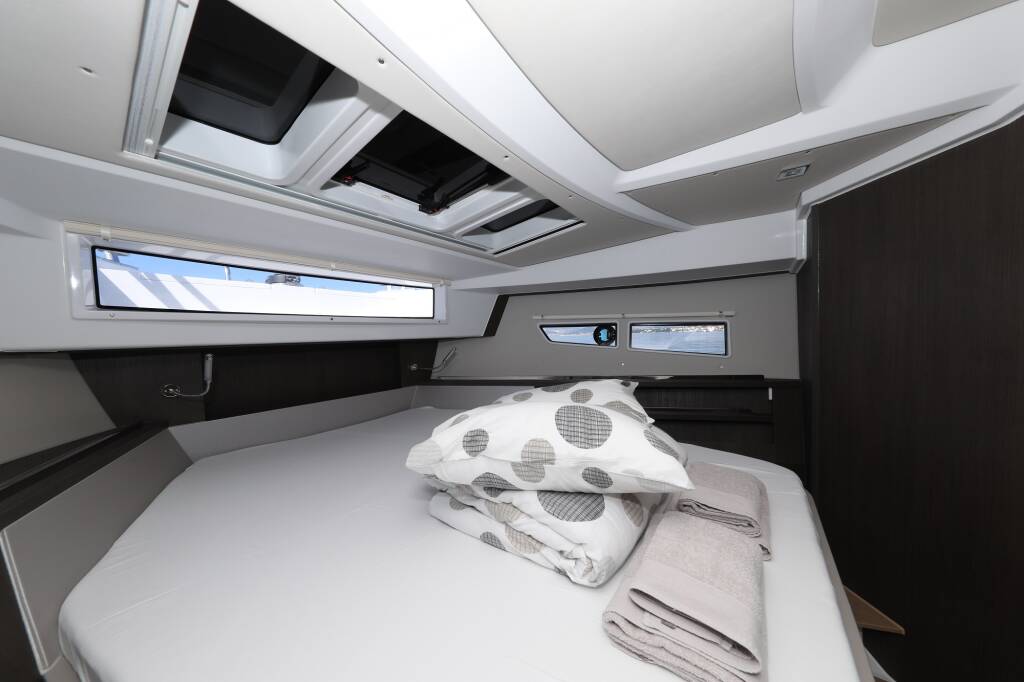 Motor boat Sealine C335V Stormi